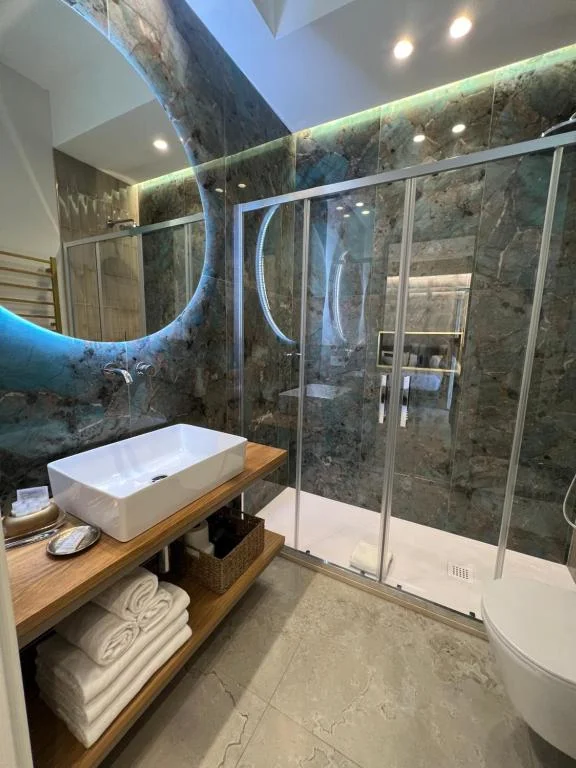 Elegant Rooms La Spezia bathroom