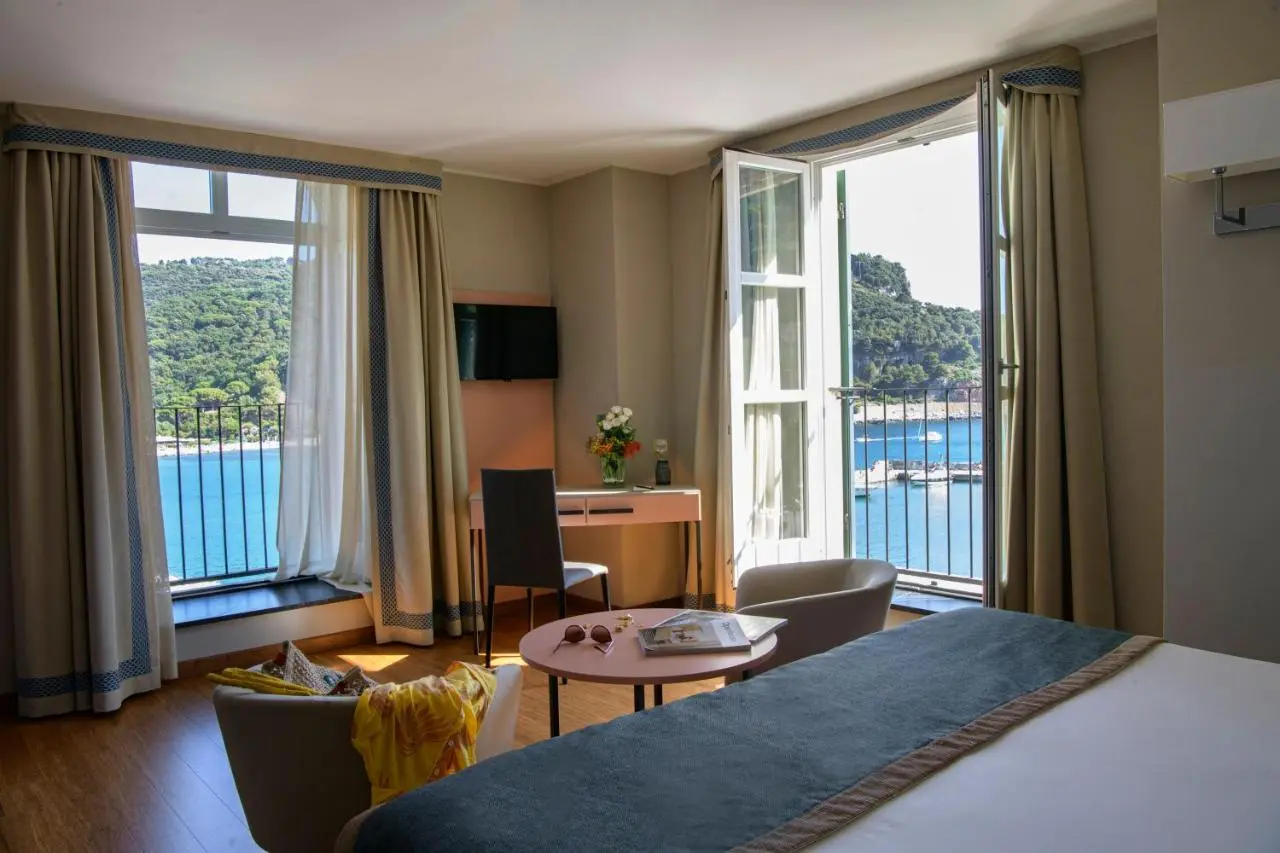 Grand Hotel Portovenere sea view room