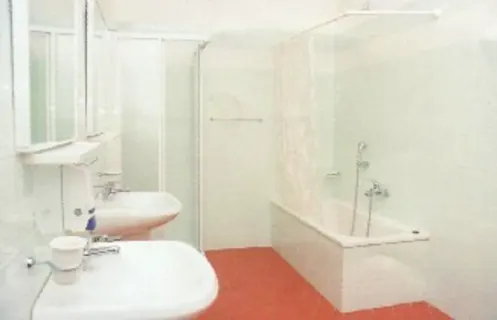 Hostel Ospitalia del Mare typical bathroom
