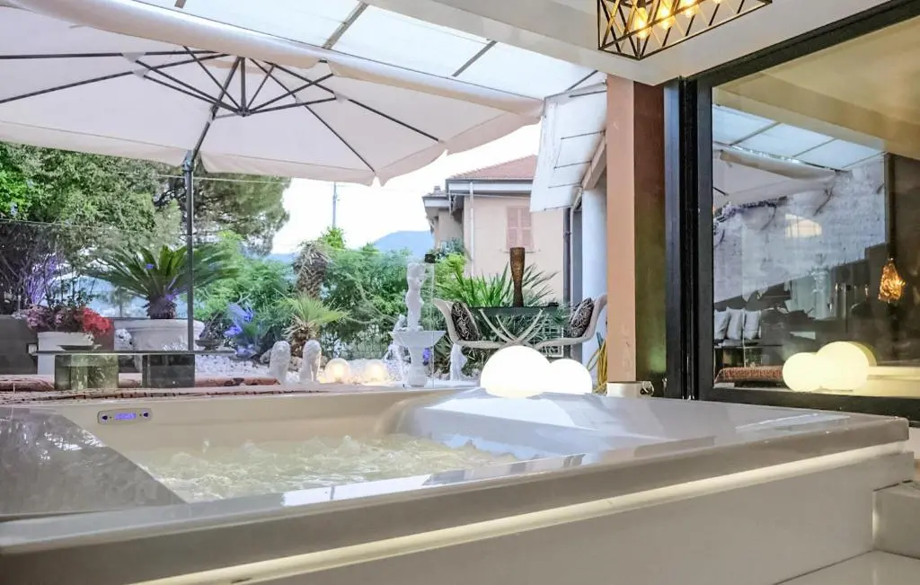 Lovely Apartment jacuzzi