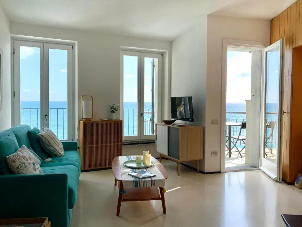 Il Ciasso Romantic Seafront Escape living