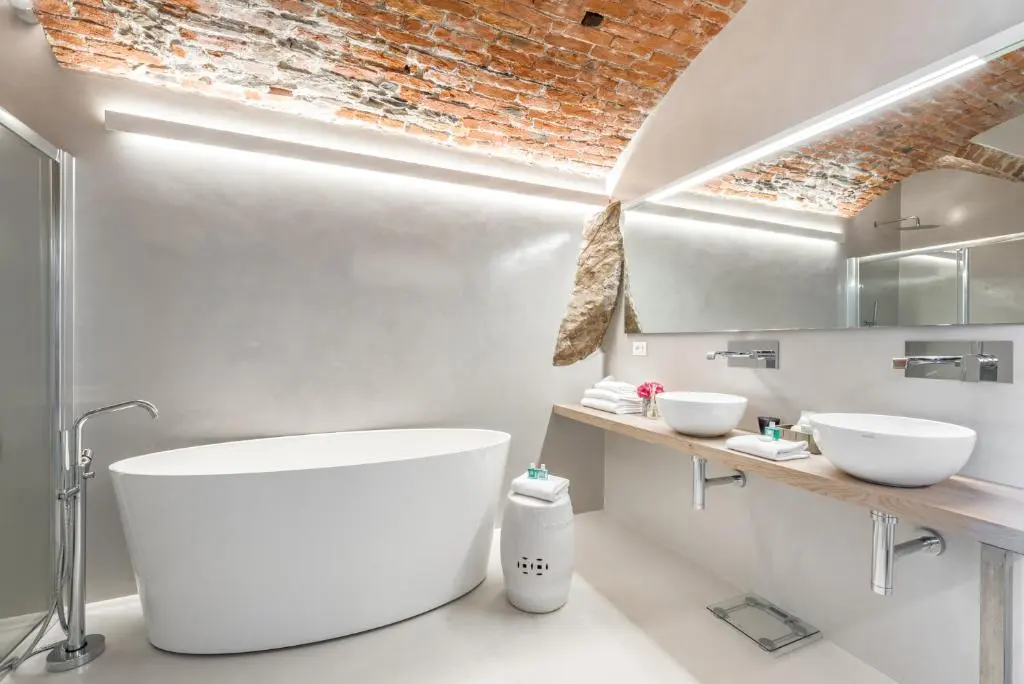 La Torretta Lodge bathroom