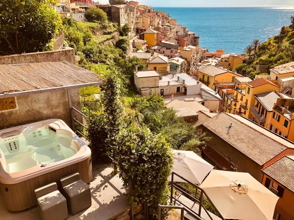 La Torretta Lodge terrace and spa bath