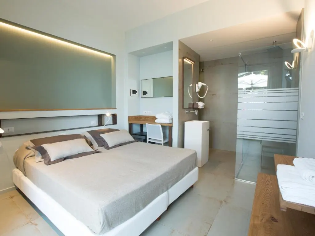 Roca Du Ma Pasu bedroom and ensuite