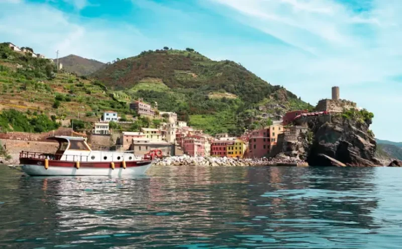 Excursion en bateau dans les Cinque Terre avec déjeuner et vin
