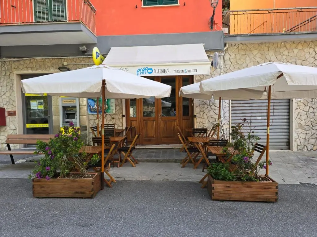 Pippo a Vernazza Rooms restaurant below